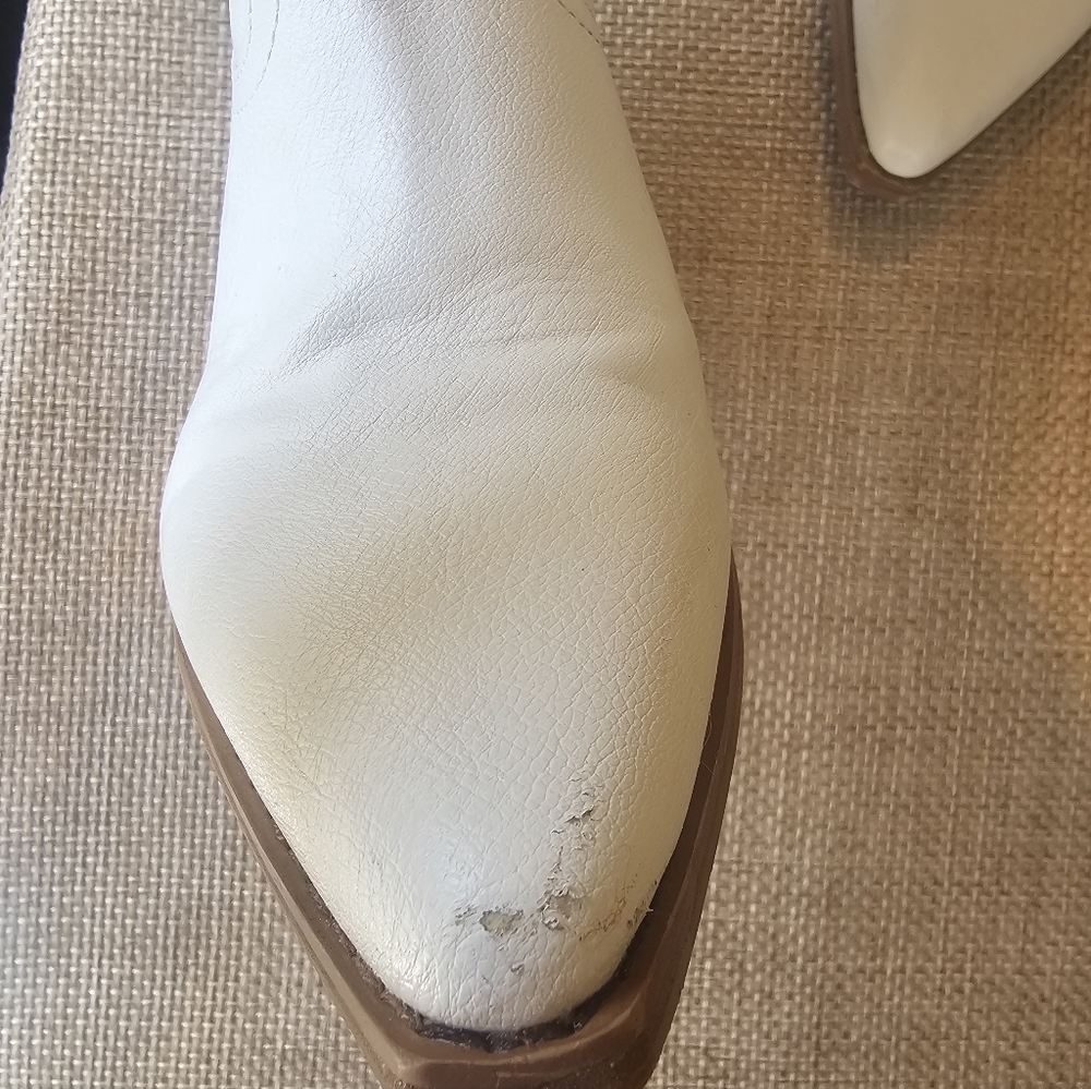 Women's White Embroidered Western Cowboy Boots - Picture 6 of 10